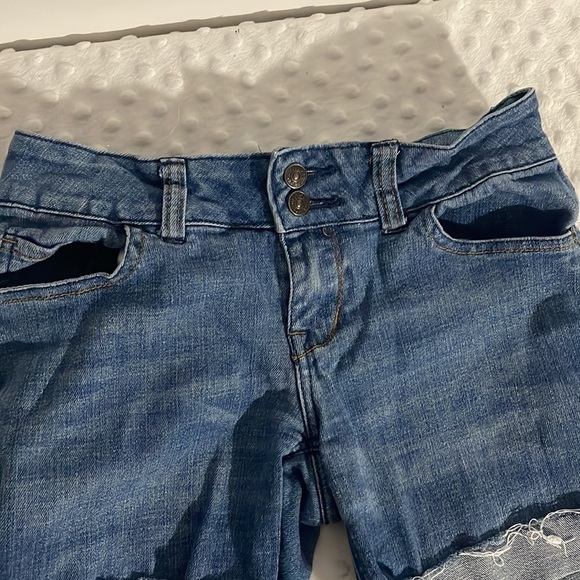 DELIA’S Women’s Blue Jean Cuffed Shorts with Double Button! - Picture 2 of 4